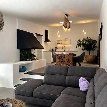 בית נופש Cosy Finca, Sea Views, Jacuzzi